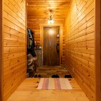 白山市八幡町の売買物件/木に包まれた玄関