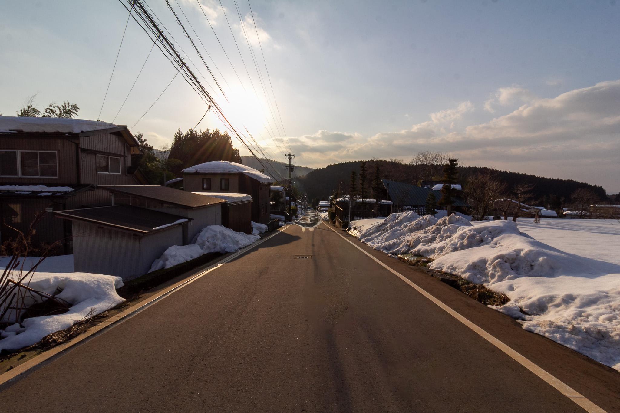 白山市八幡町の売買物件/前面道路。本物件は山麓の住宅地の最上部に位置します。
