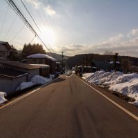 白山市八幡町の売買物件/前面道路。本物件は山麓の住宅地の最上部に位置します。