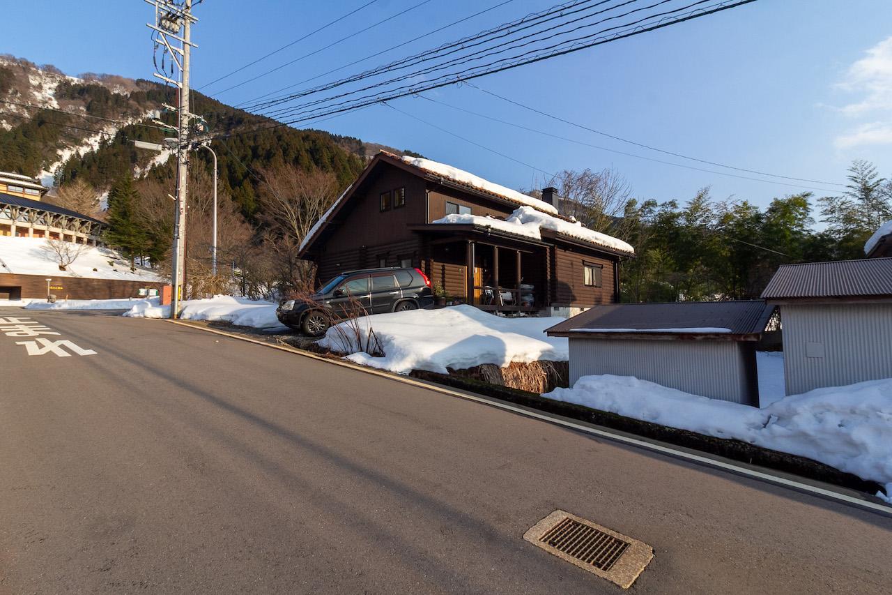 白山市八幡町の売買物件/獅子吼高原と本物件。手前に見える道路中央の側溝は融雪装置となっています。