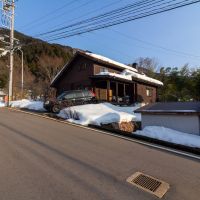 白山市八幡町の売買物件/獅子吼高原と本物件。手前に見える道路中央の側溝は融雪装置となっています。