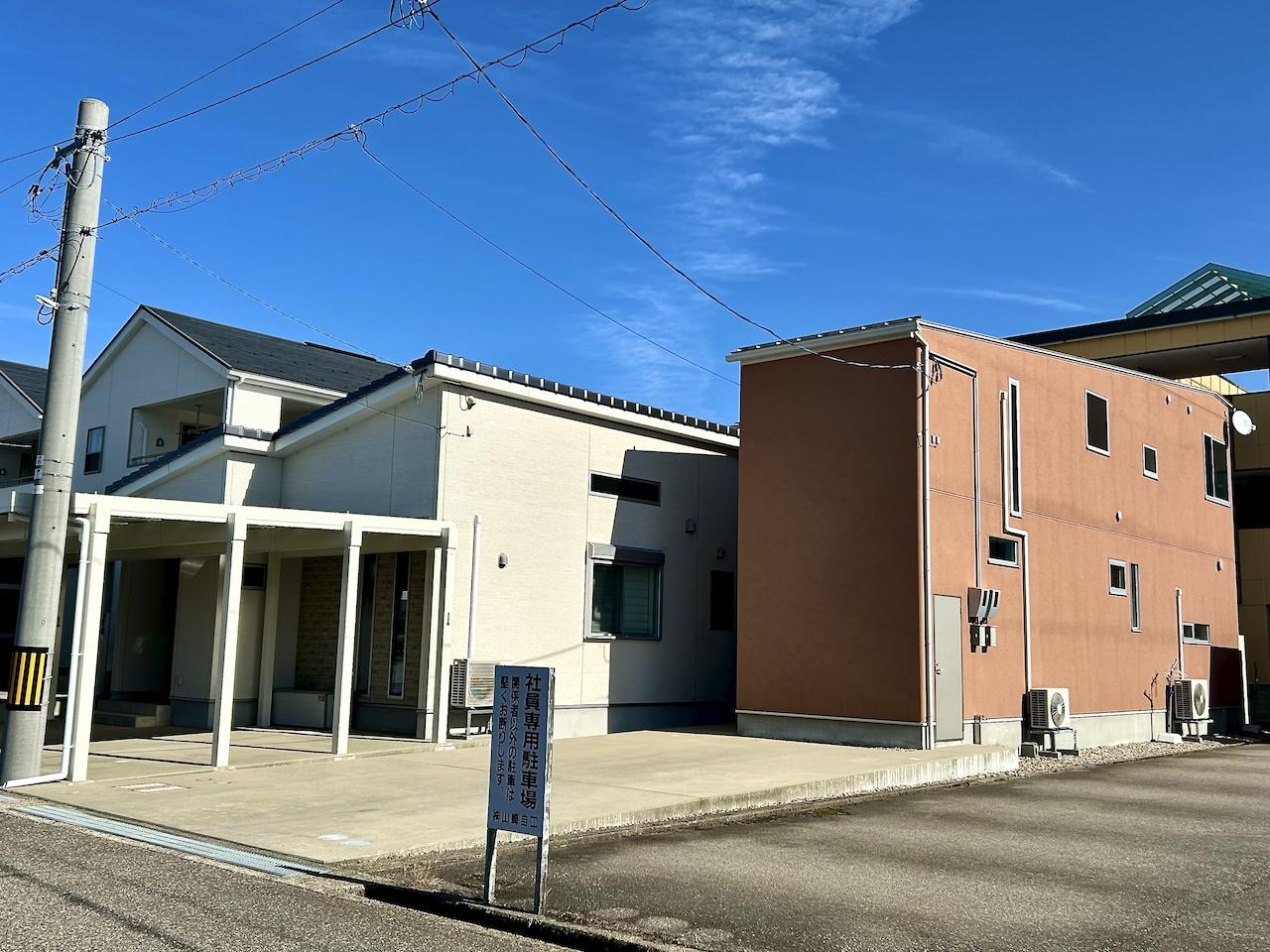 金沢市古府2丁目の売買物件/鮭色の外観　駐車スペースは４台ほど停められます