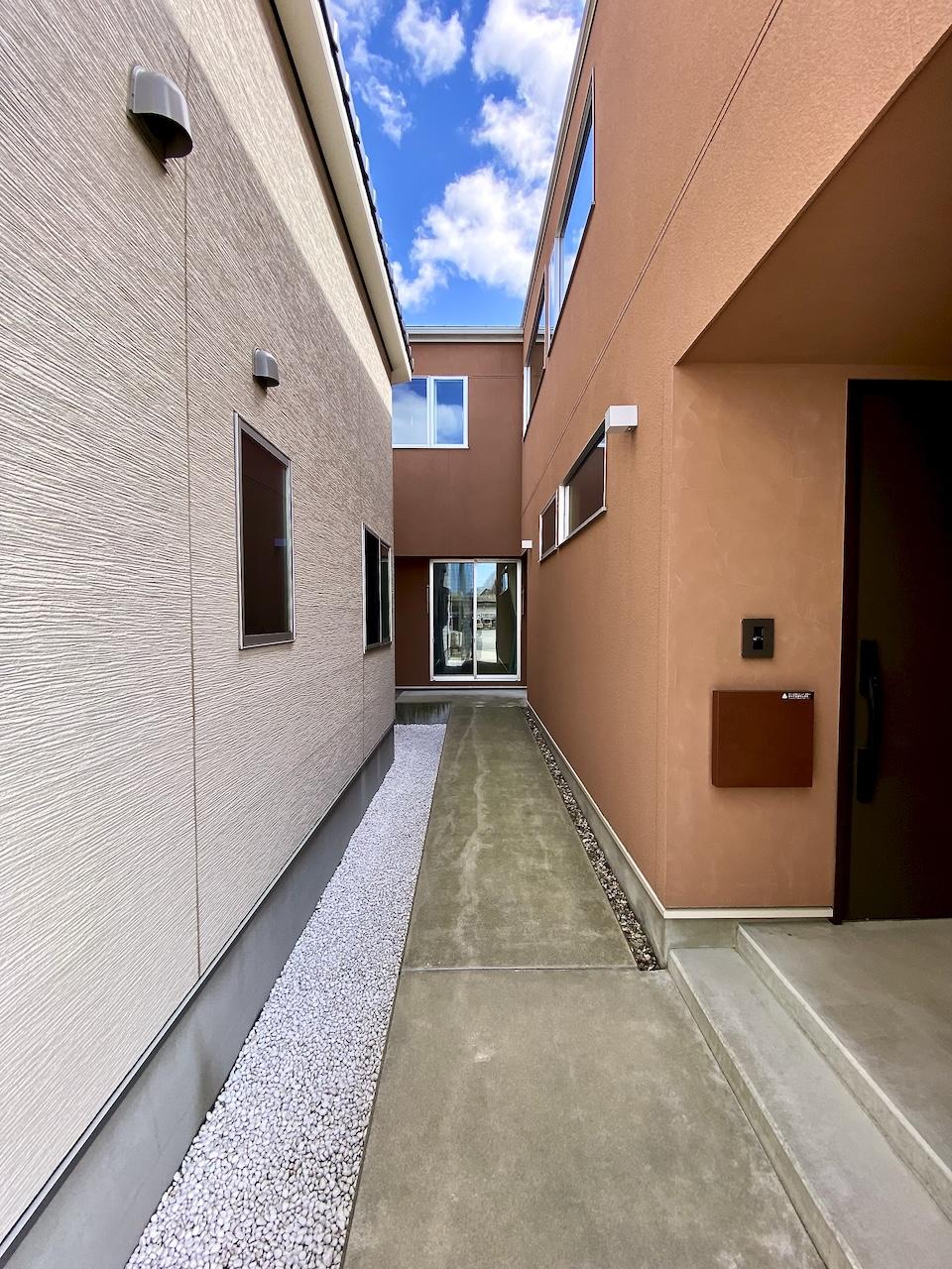 金沢市古府2丁目の売買物件/建物正面の脇から玄関に向かいます