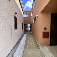 金沢市古府2丁目の売買物件/建物正面の脇から玄関に向かいます