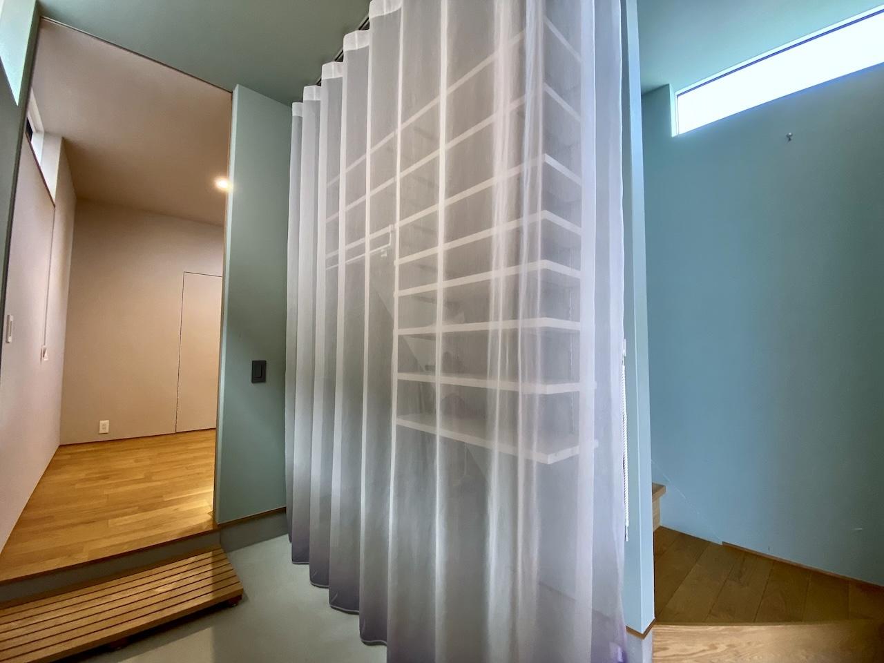 金沢市古府2丁目の売買物件/玄関2　コンパクトな玄関には手洗機もついています