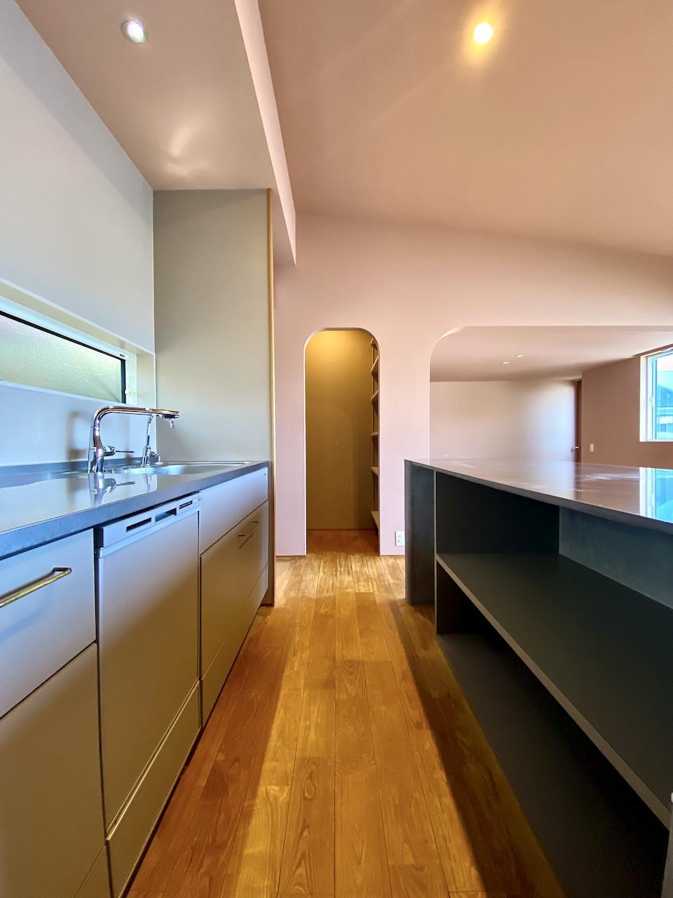 金沢市古府2丁目の売買物件/奥には1帖ほどのパントリー