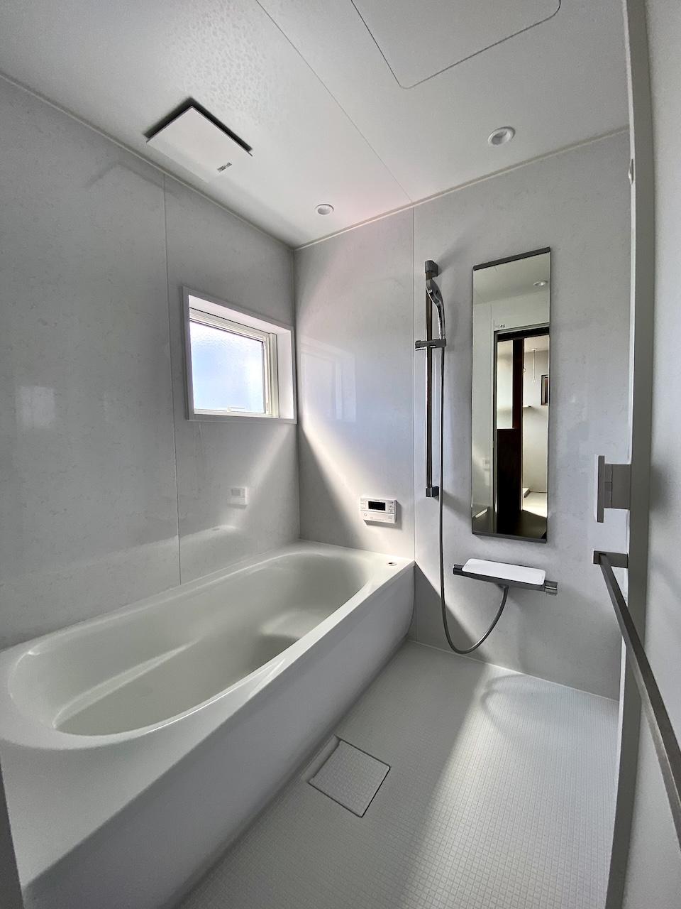 金沢市古府2丁目の売買物件/まっしろな浴室