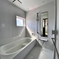 金沢市古府2丁目の売買物件/まっしろな浴室