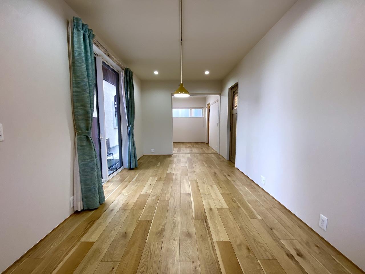 金沢市古府2丁目の売買物件/1階ダイニング　奥は主寝室