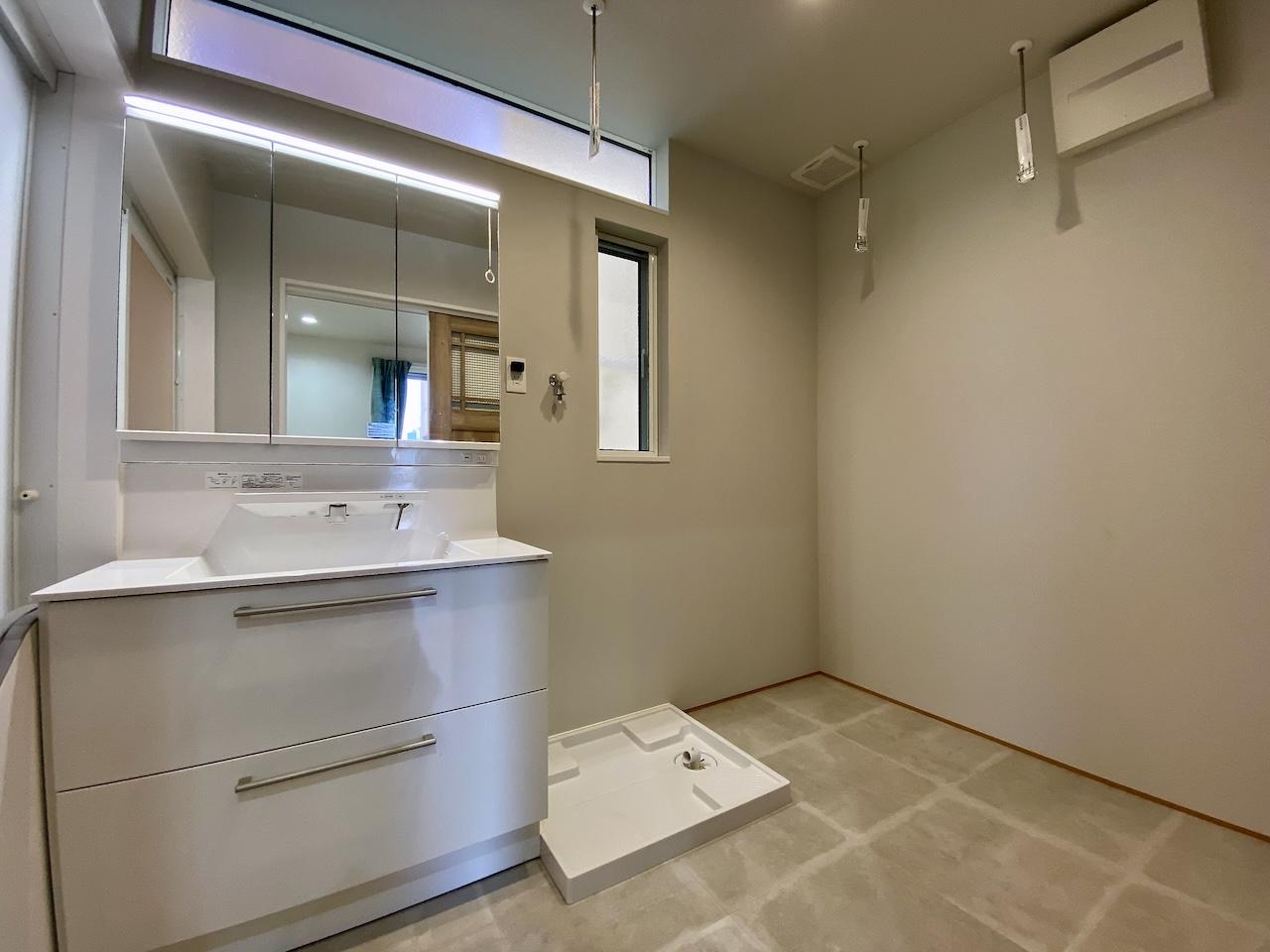 金沢市古府2丁目の売買物件/1階脱衣所　物干スペースも完備