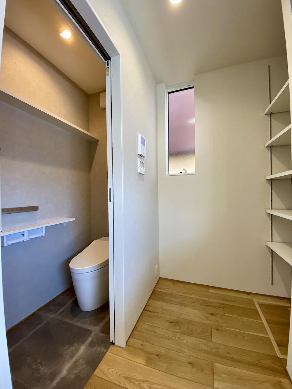 金沢市古府2丁目の売買物件/キッチン奥にはパントリーとトイレ