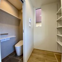 金沢市古府2丁目の売買物件/キッチン奥にはパントリーとトイレ