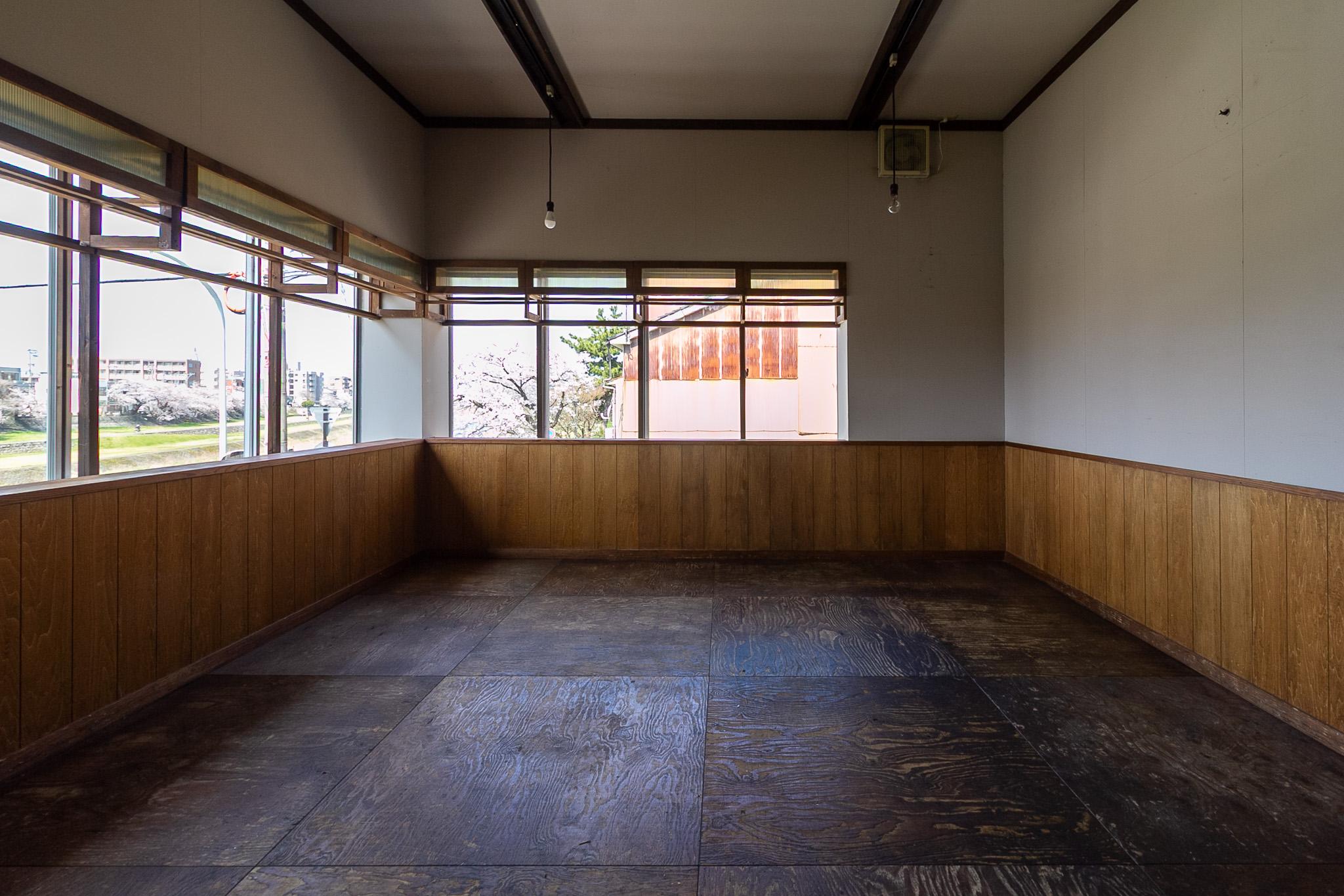 金沢市片町の賃貸物件/2階の元客席スペース全体写真。奥が北西側