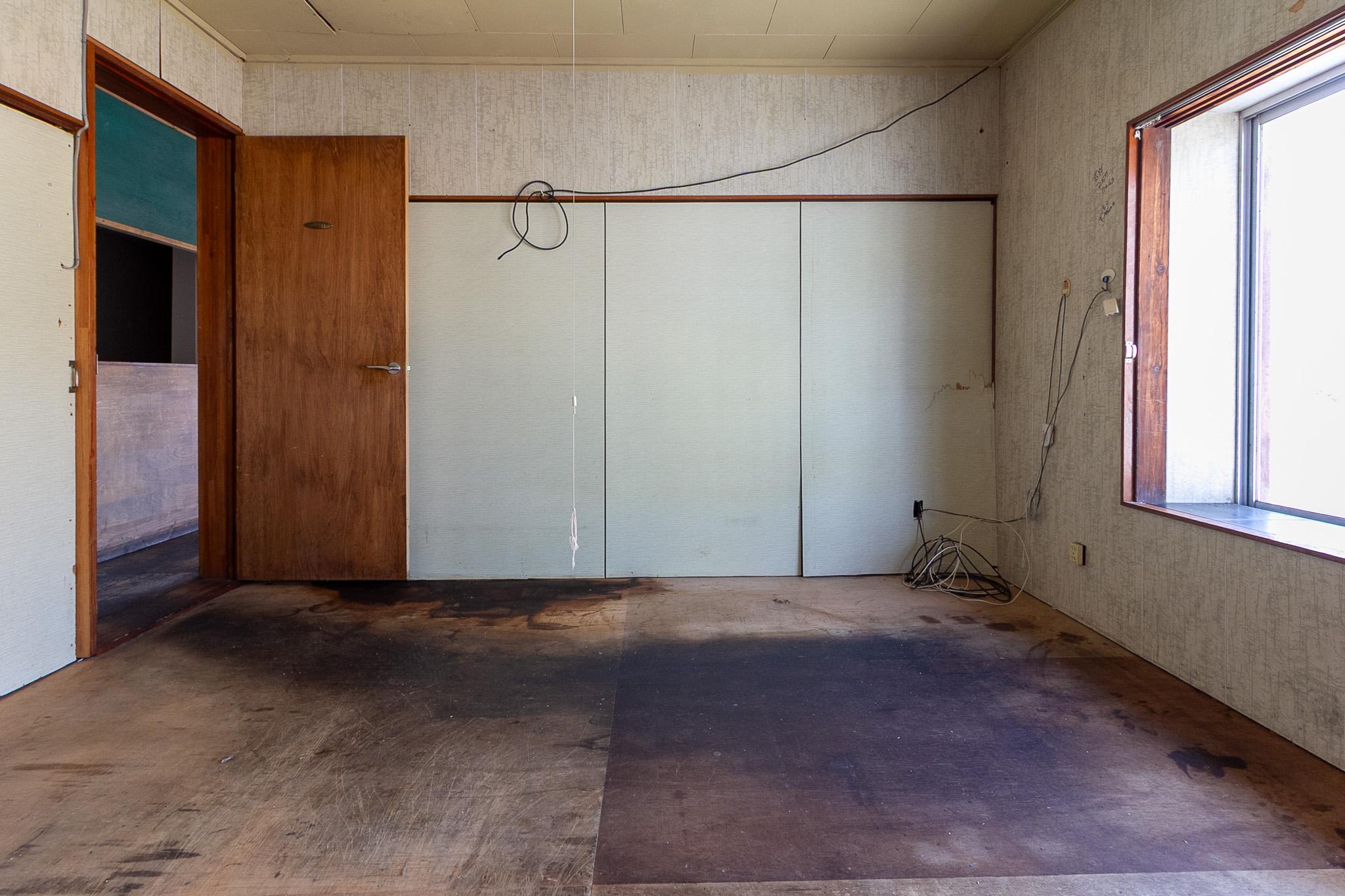 金沢市片町の賃貸物件/2階の元バックヤード。写真正面の壁を取り払えば、2階の元客席スペースとつながります。