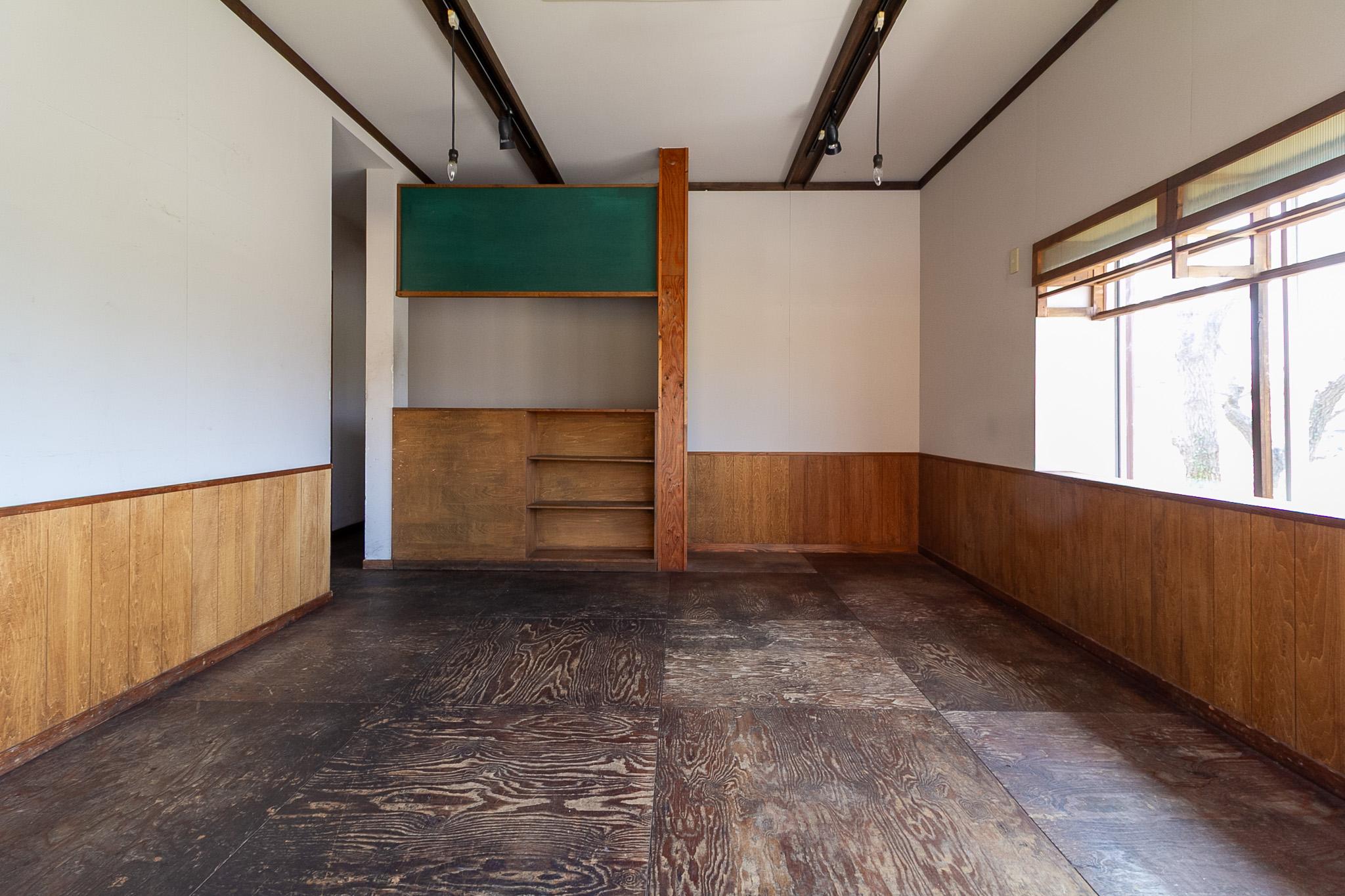 金沢市片町の賃貸物件/2階の元客席スペース全体写真。奥が南東側