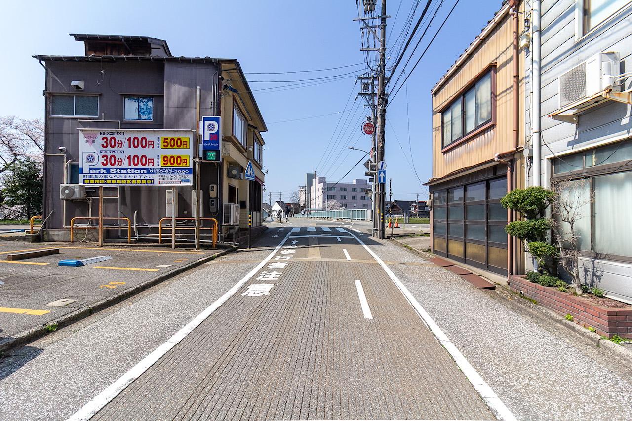 金沢市片町の賃貸物件/新橋側の前面道路。建物を取り囲む形でコインパーキングがあります。
