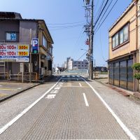 金沢市片町の賃貸物件/新橋側の前面道路。建物を取り囲む形でコインパーキングがあります。