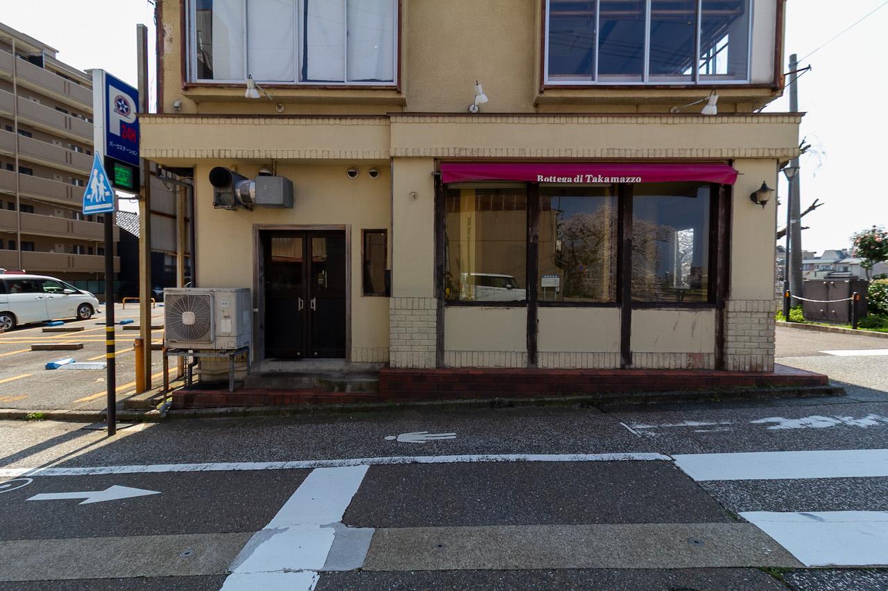 金沢市片町の賃貸物件/厨房の出入口あります。写真、左手