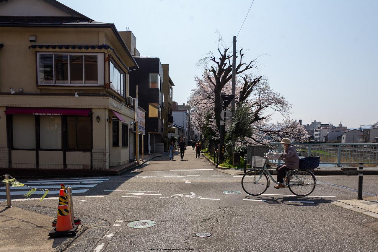 金沢市片町の賃貸物件/犀川と桜、新橋を行き交う地元住民、川沿いを歩く外国人観光客。これこそ、今の金沢らしい風景