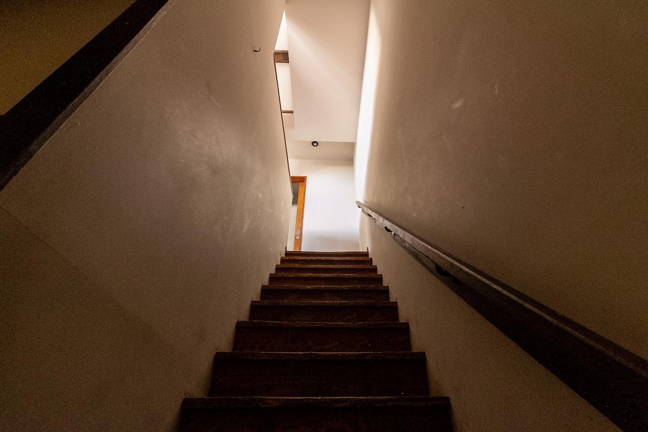 金沢市片町の賃貸物件/照明暗めの階段が、2階へのワクワク感を膨らませる。