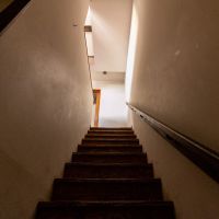 金沢市片町の賃貸物件/照明暗めの階段が、2階へのワクワク感を膨らませる。