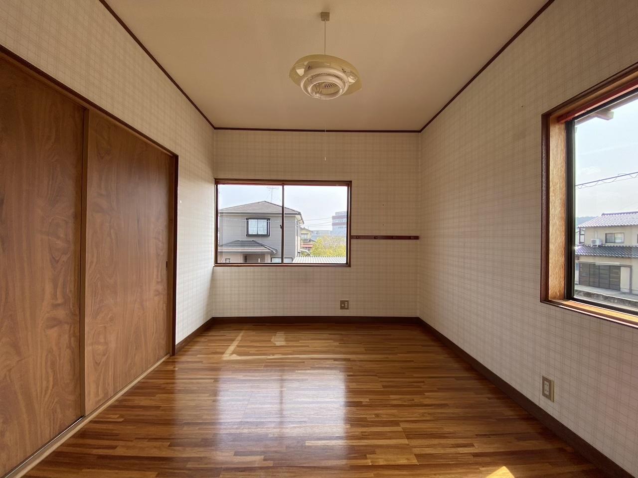 河北郡津幡町中須加はの賃貸物件/2階洋室：壁紙が良い味を出してます