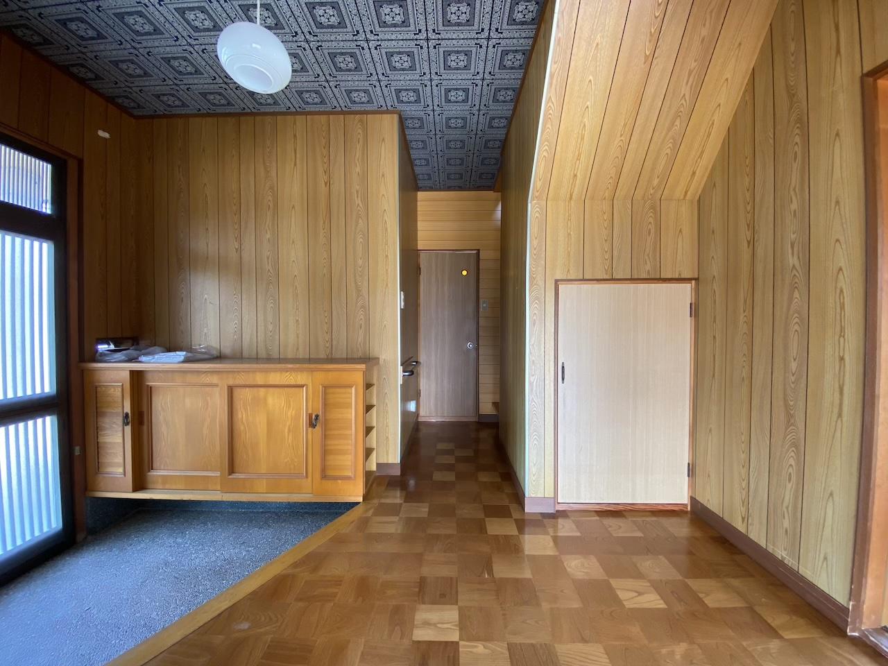 河北郡津幡町中須加はの賃貸物件/奥にはトイレ　階段下収納もあります