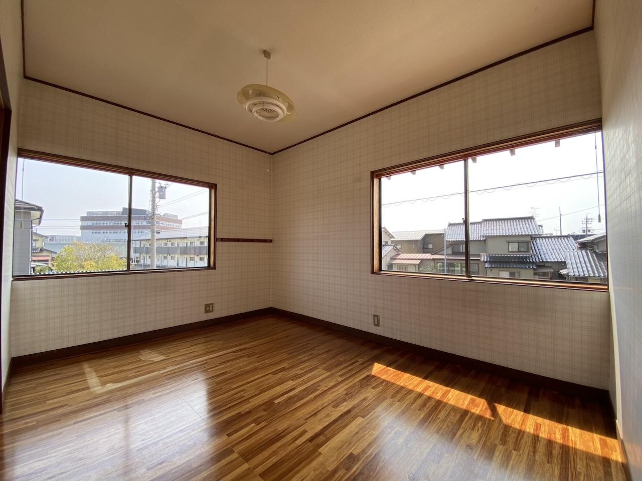 河北郡津幡町中須加はの賃貸物件/建物裏手の6帖洋室：近隣に建物がないので日差しがよく入ります