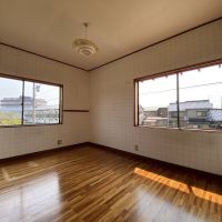 河北郡津幡町中須加はの賃貸物件/建物裏手の6帖洋室：近隣に建物がないので日差しがよく入ります