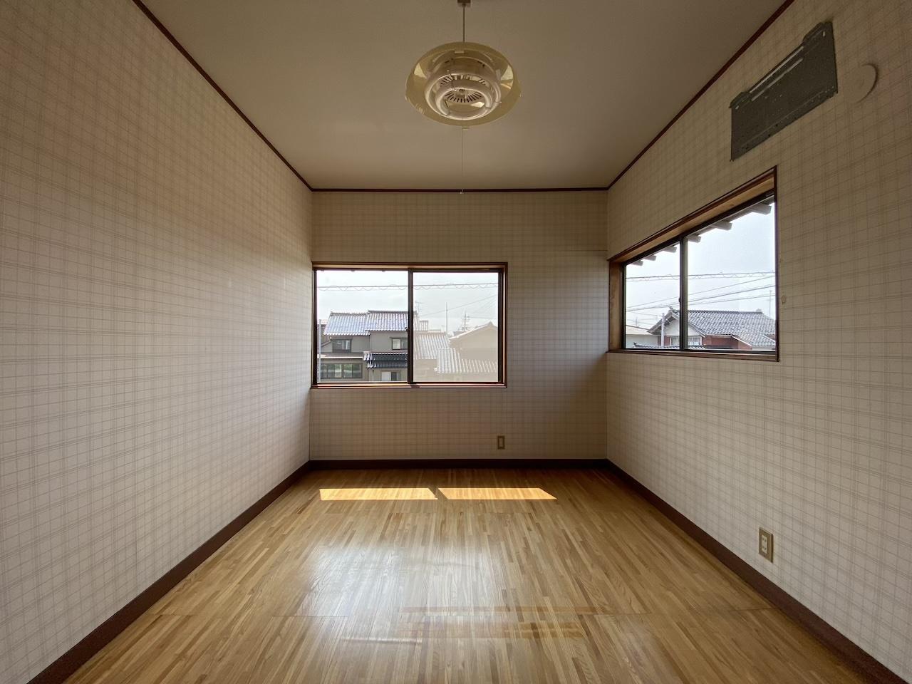 河北郡津幡町中須加はの賃貸物件/建物正面側の6帖洋室