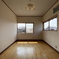 河北郡津幡町中須加はの賃貸物件/建物正面側の6帖洋室