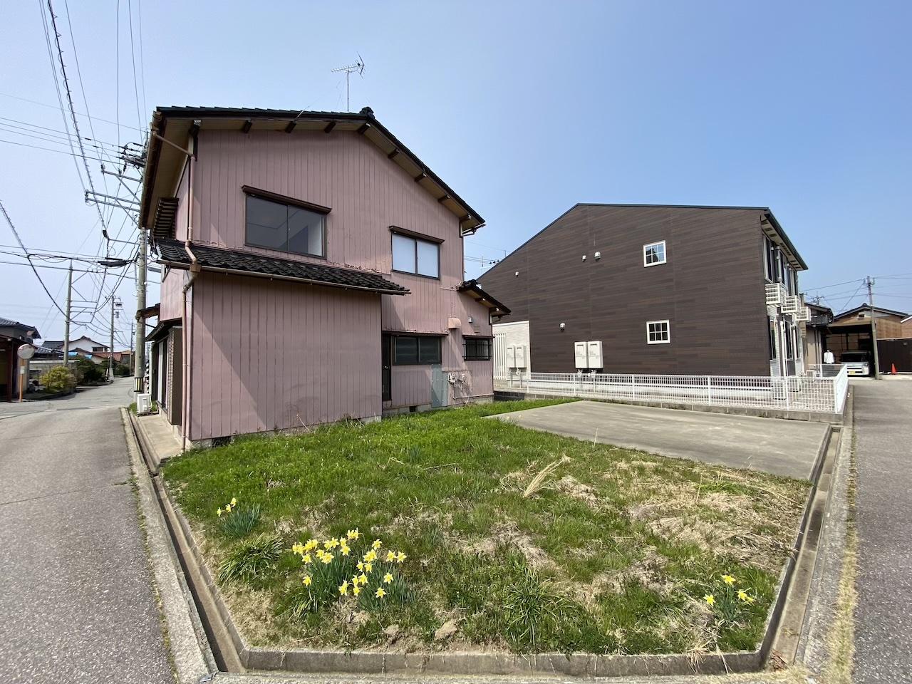 河北郡津幡町中須加はの賃貸物件/建物裏には庭があります　※隣のコンクリート面は駐車禁止です