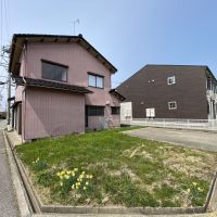 河北郡津幡町中須加はの賃貸物件/建物裏には庭があります　※隣のコンクリート面は駐車禁止です