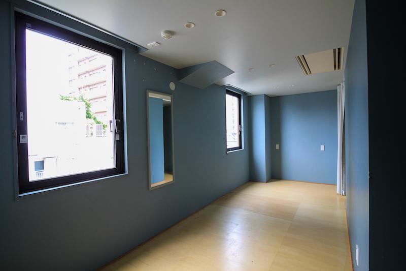 金沢市本町2丁目の賃貸物件/スモーキーブルーの室内