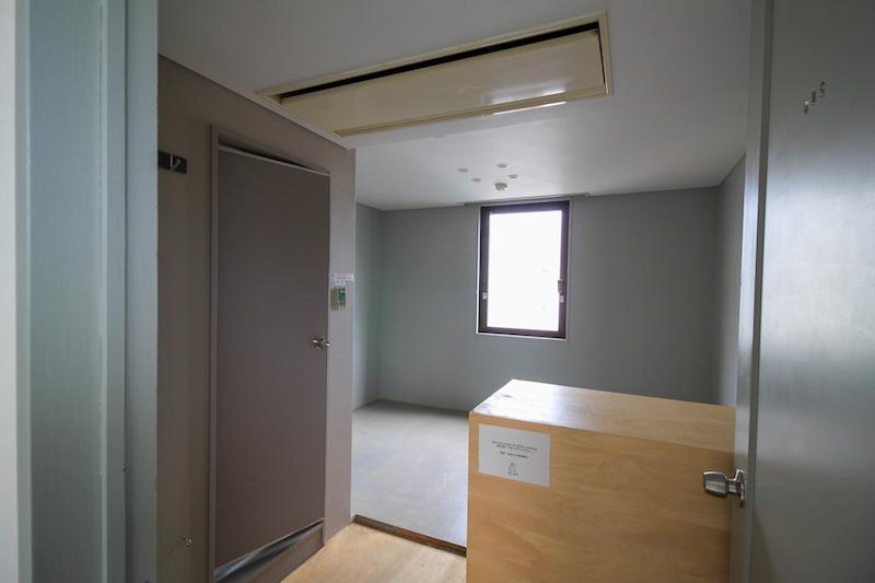 金沢市本町2丁目の賃貸物件/スモーキーグレーの室内。カウンターがあります