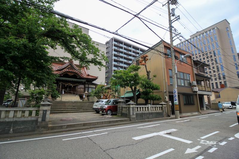 金沢市本町2丁目の賃貸物件/放課後に子供が遊ぶ神社も