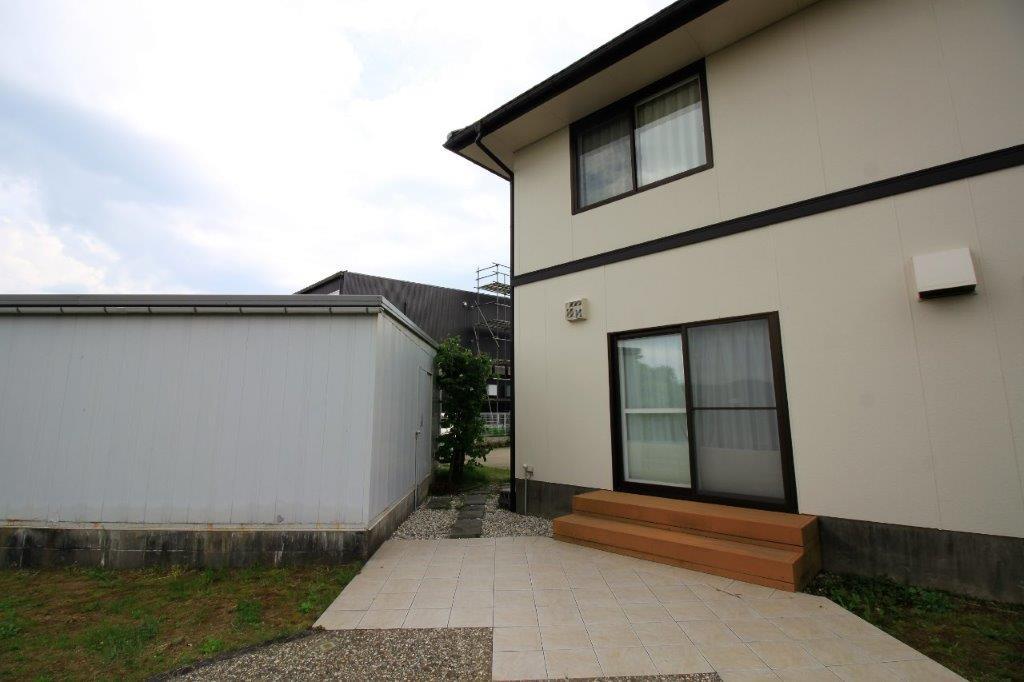 建物の横にガレージあります。