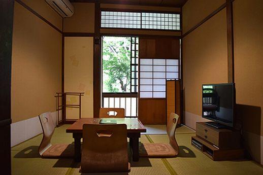 居間の和室部分は落ち着いた内装で。