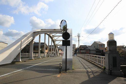 天神橋がすぐそこにあります。徒歩10秒。