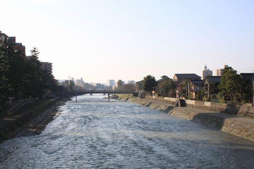 橋の下には浅野川が。やっぱりいつ見ても心地良いです。