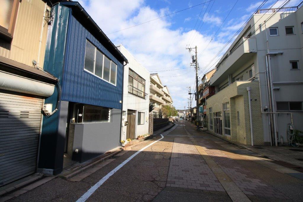 二軒先は明成小学校、目の前には瓢箪湯があります