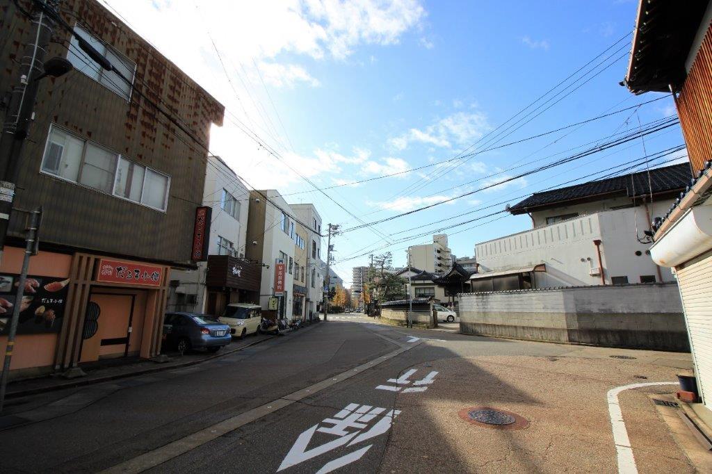 傍には、広見があります。