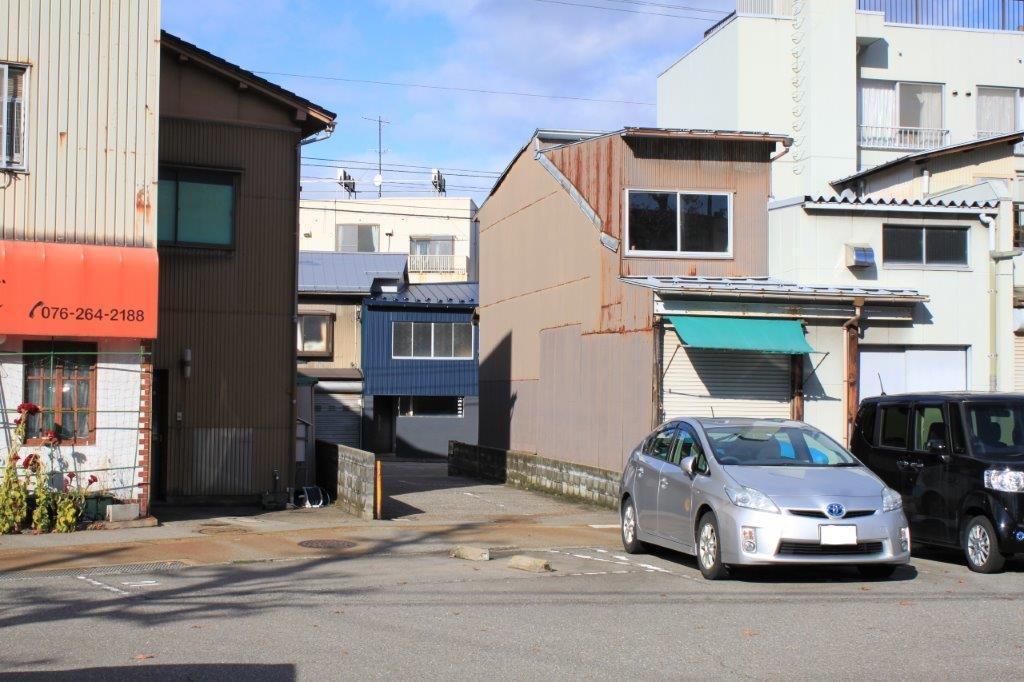 駐車場のおかげで、大通りからも見えます。