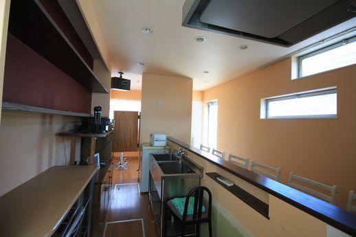 1階入ってすぐの趣味部屋にはカウンターが。