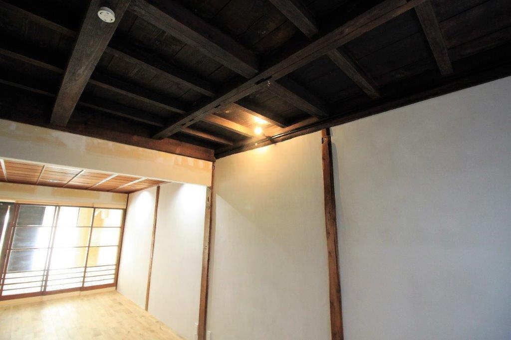 既存の梁をむきだしにした1階天井。