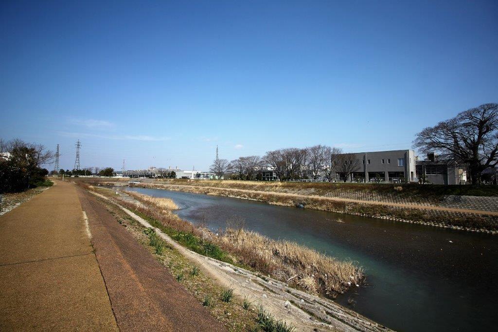 近くを流れる浅野川