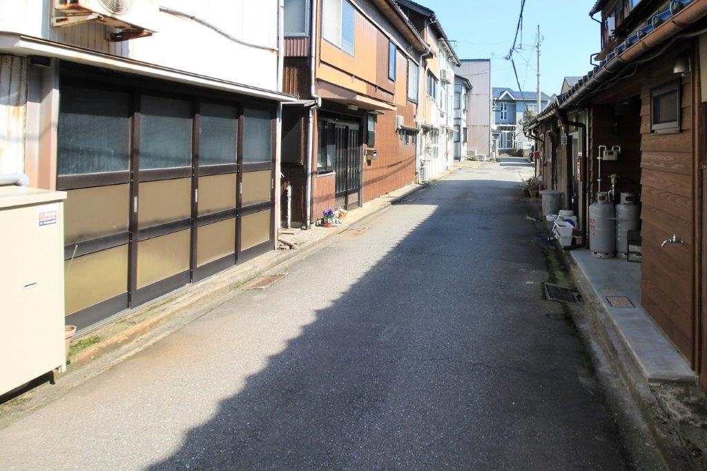 前面道路。物件から10数メートル先に月極駐車場あり(2019.3現在空き有)