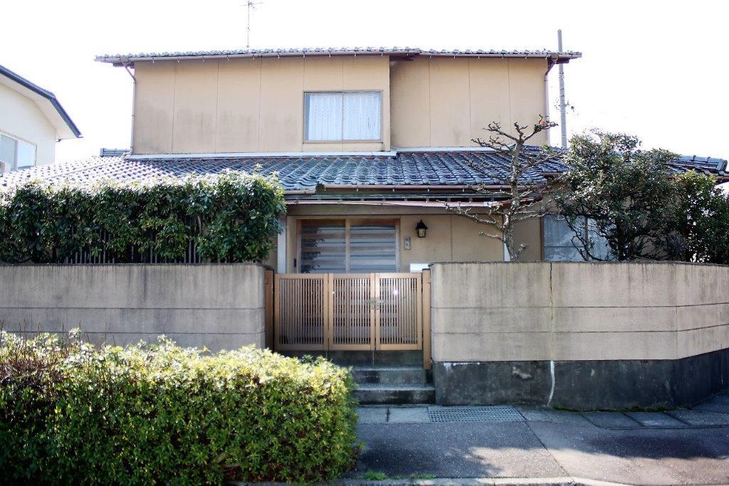 シンブルな外観。約75坪の敷地を囲う塀も立派です。