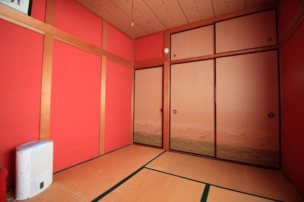 1階:6帖の和室。こちらはレッド(弁柄色)の塗り壁。