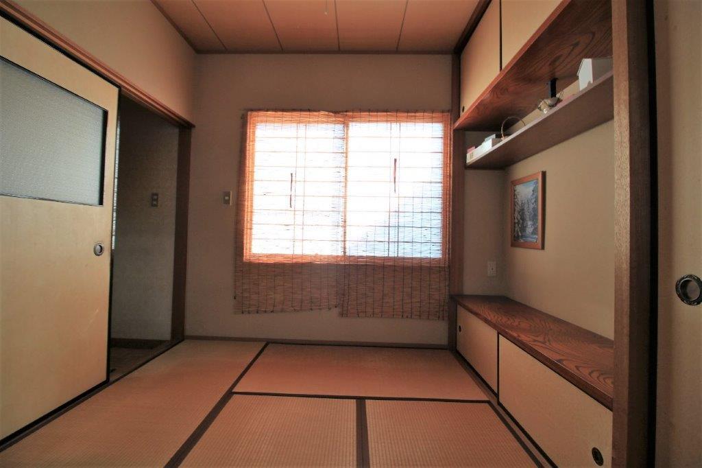 1階:ダイニング隣の和室。隠れ部屋の雰囲気ちょっとあります。